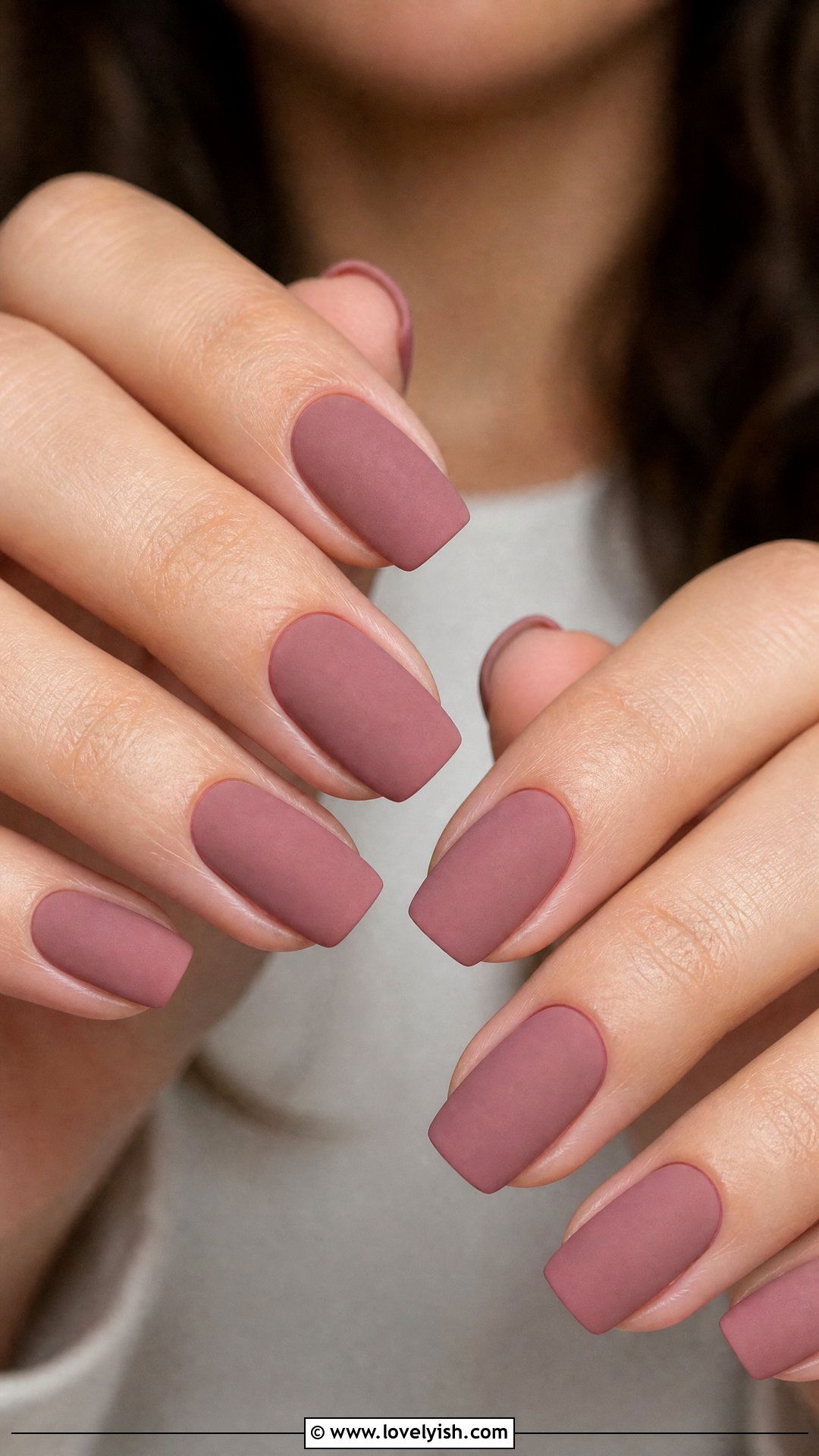 Dusty Rose Velvet: a soft pink matte on square nails