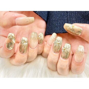 Champagne Gold Shimmer: an all-over champagne shimmer with gold-foil line art on oval nails