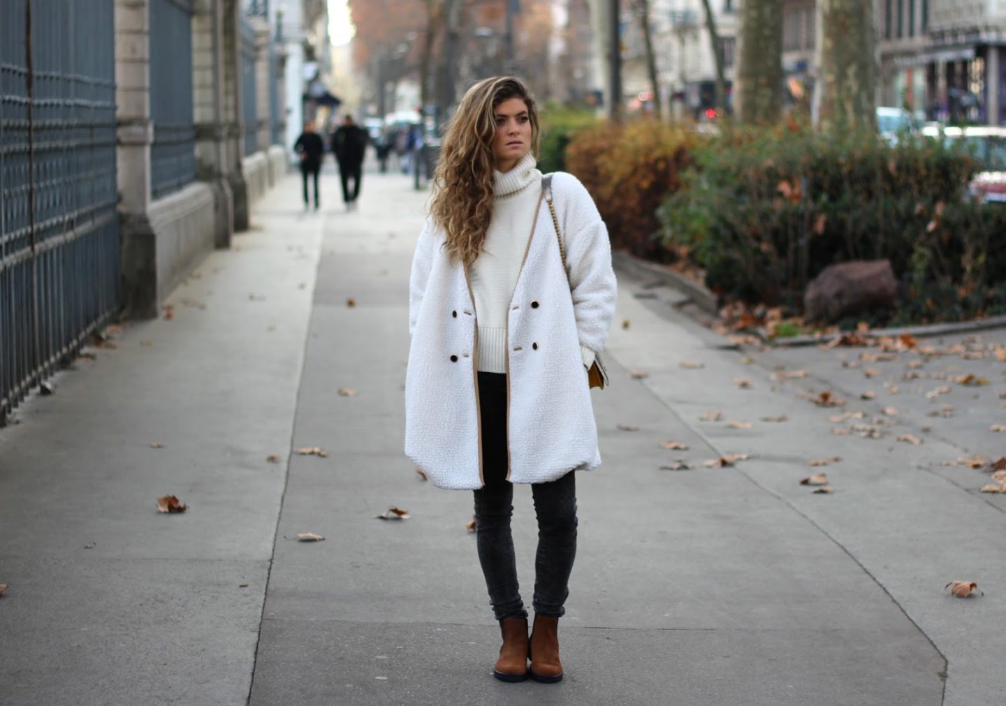 Woman wearing a white coat in winter