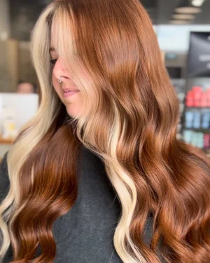 Cinnamon brown hair with blonde money piece highlights