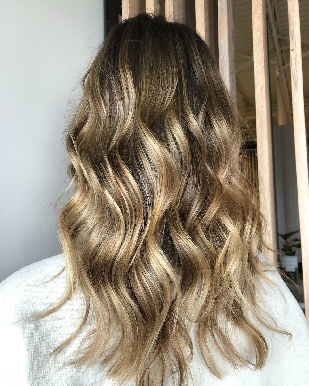 Loose waves in wheat blonde hair with mocha lowlights