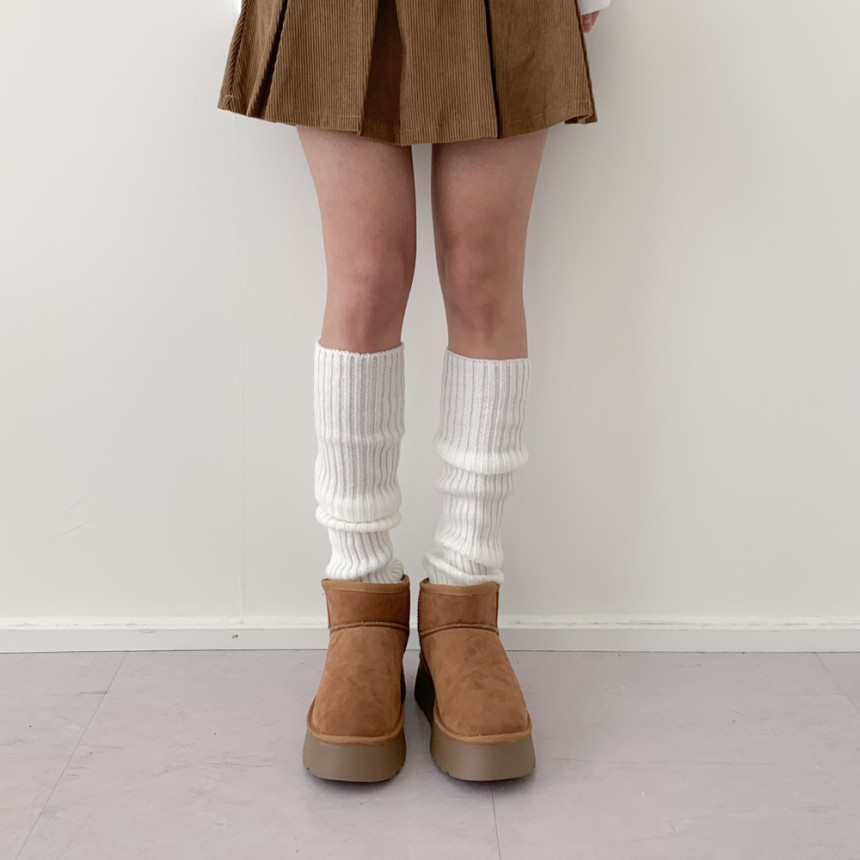 White ribbed leg warmers with a brown corduroy pleated mini skirt and tan platform boots