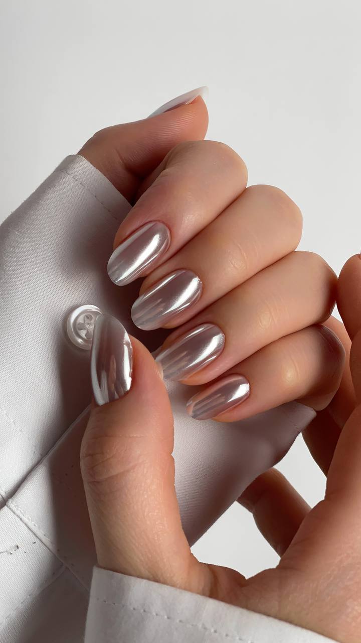 Short oval nails with mirror silver chrome finish