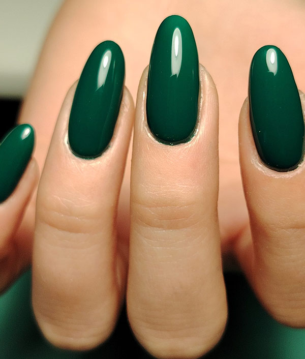 Short oval nails in glossy deep emerald green polish
