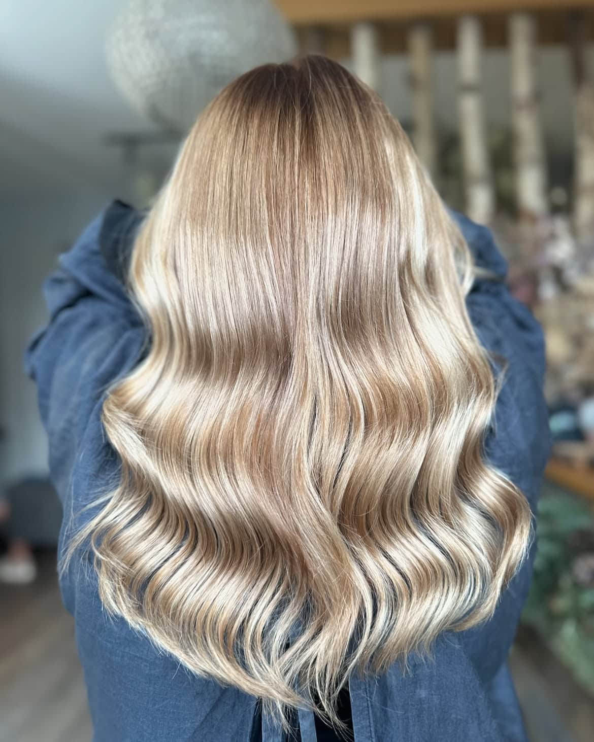 Golden blonde collarbone waves with root shadow