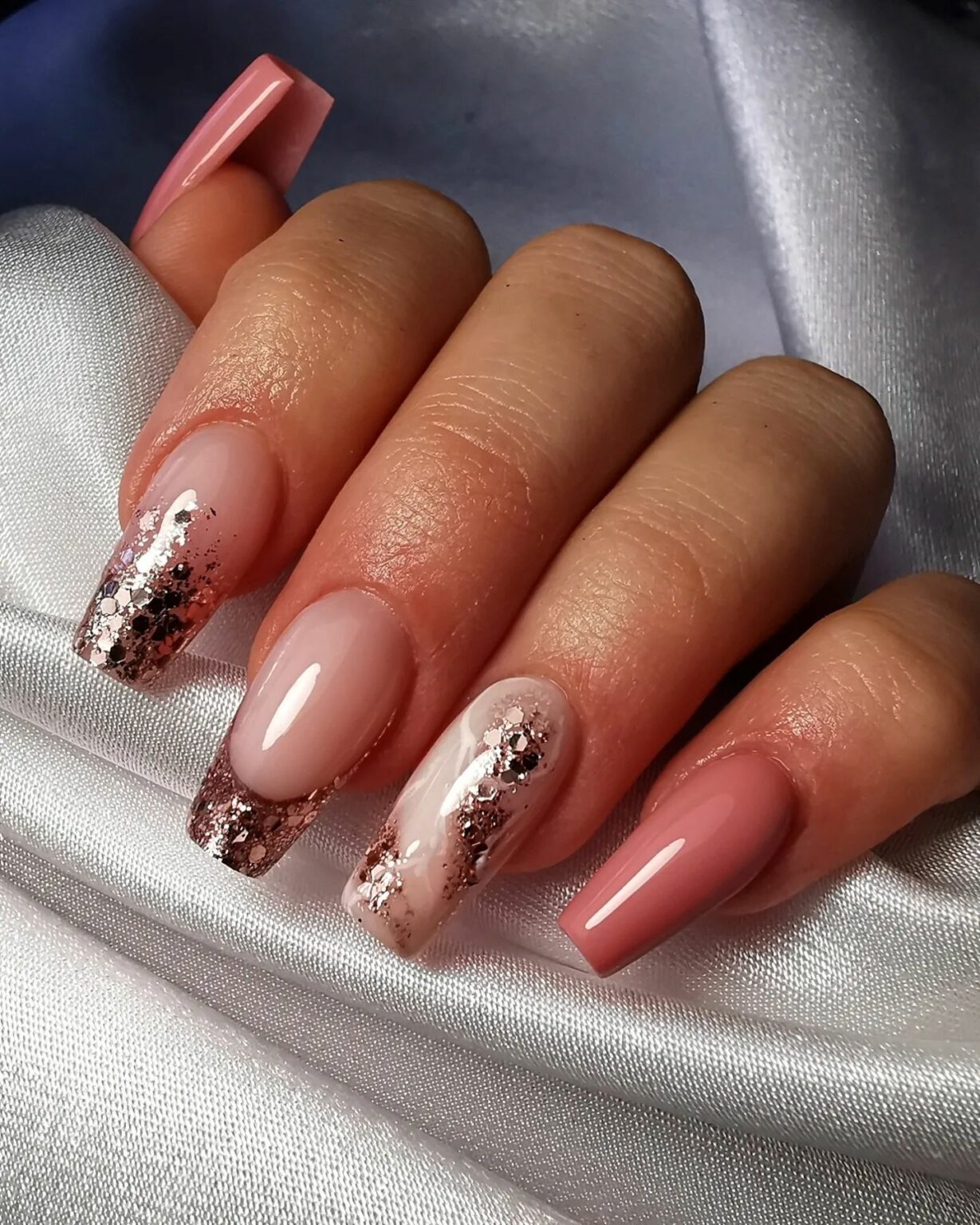 Coffin nails in rosy nude with a rose-gold glitter accent nail