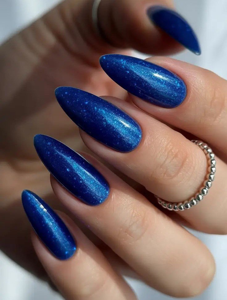 Sapphire blue glossy nails in medium length