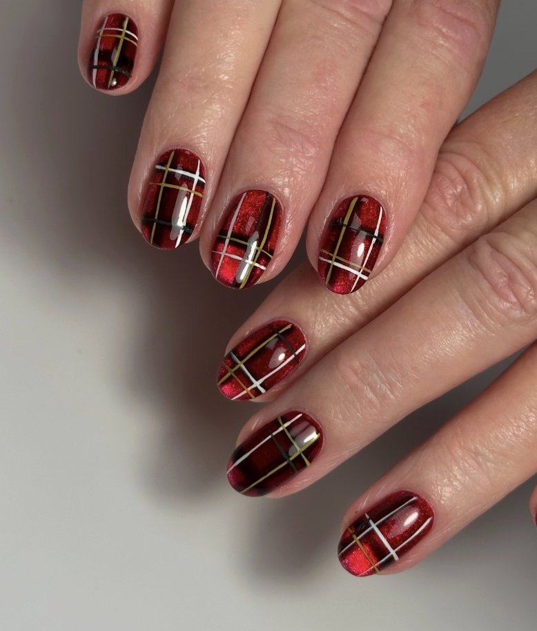 Short red plaid Christmas nails with tartan nail art