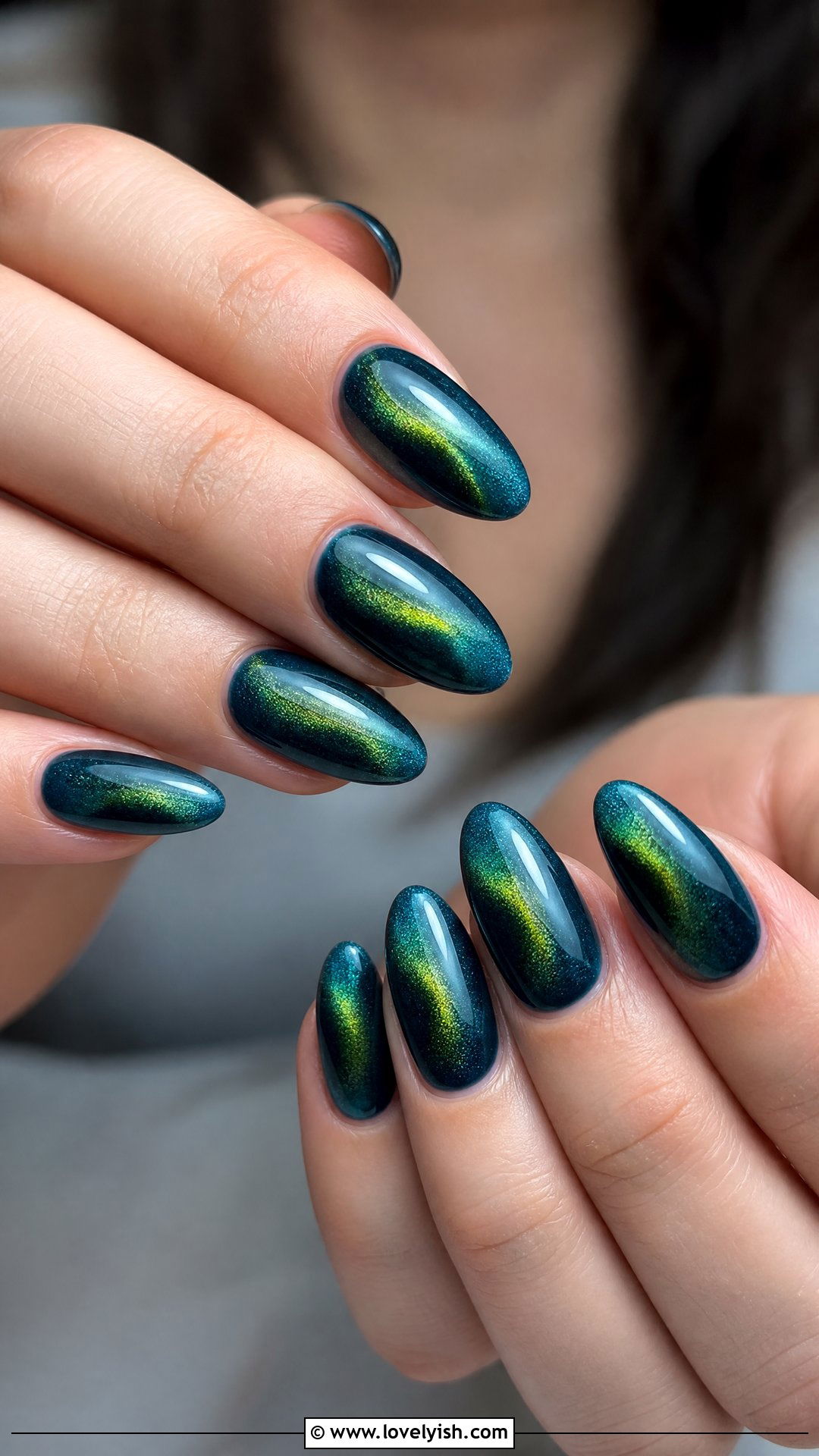 Teal Velvet Cat-Eye: a green-blue magnetic band on almond nails
