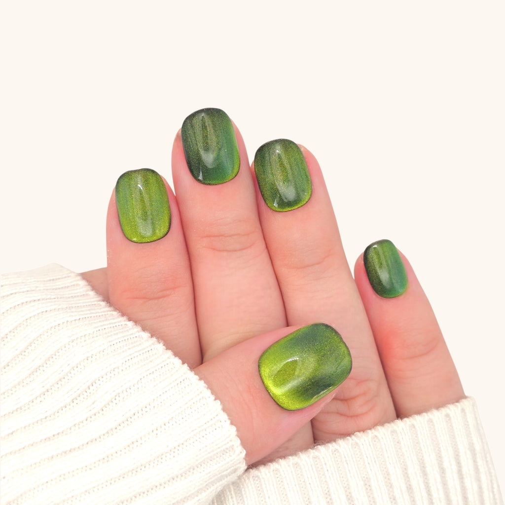 Short square nails with emerald cat-eye magnetic shimmer