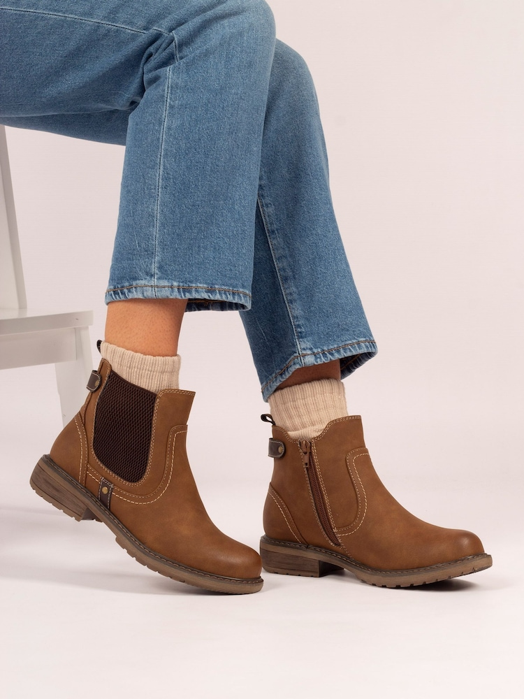 Cognac chelsea boots with cream ribbed socks and cropped light-wash jeans