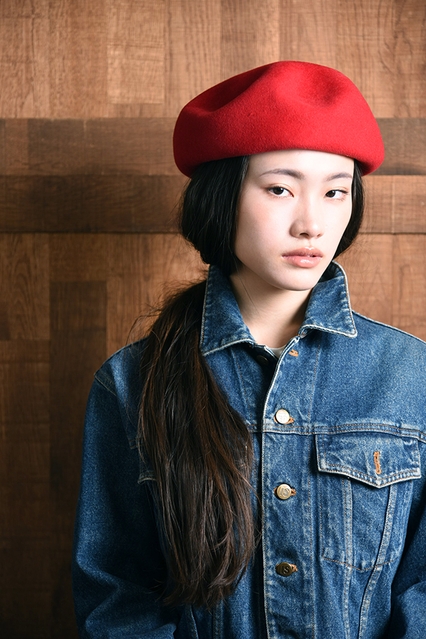 Woman wearing a beret with a denim jacket