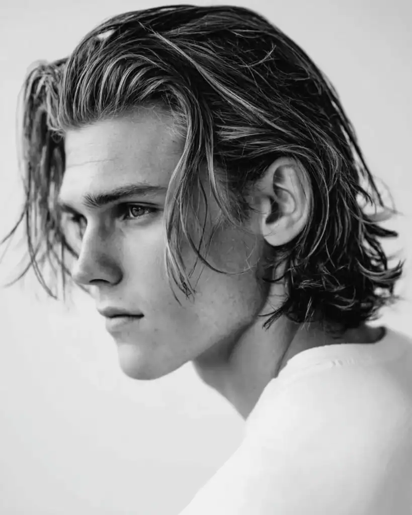 Medium length flow haircut with natural movement