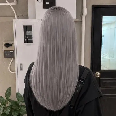 Chalk-white gray on long straight layered hair with middle part