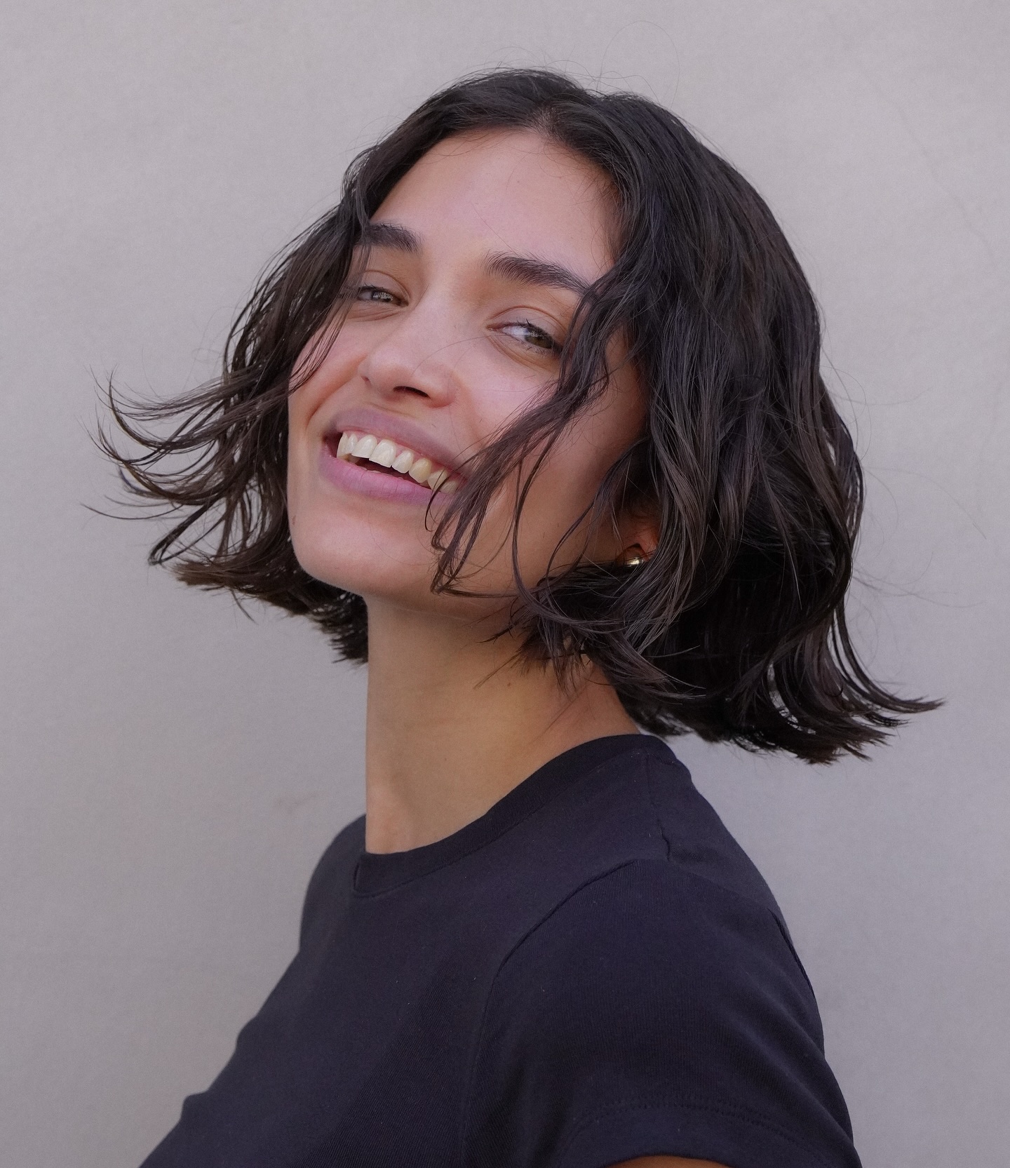 Chin-grazing wavy Italian bob with piecey face-framing tendrils
