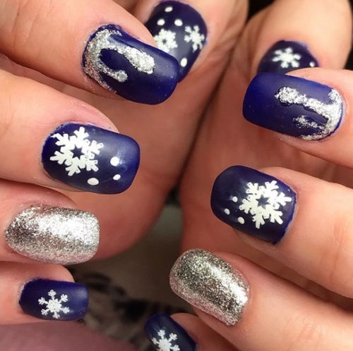 Short navy blue Christmas nails with white snowflakes and silver glitter