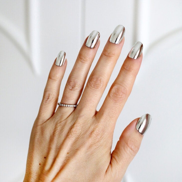 Short oval nails with a full mirror-like silver chrome finish