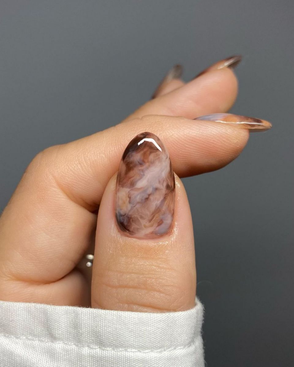 Coffee-brown marbled swirl nails