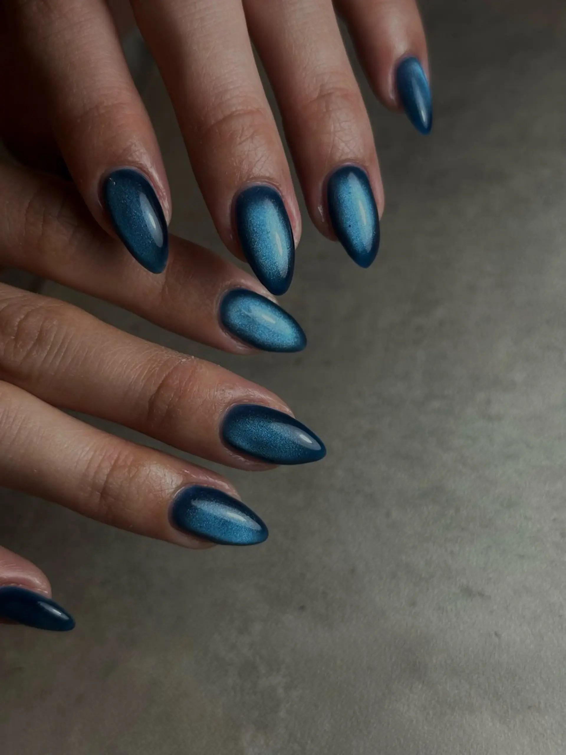 Almond nails with light blue magnetic cat-eye effect