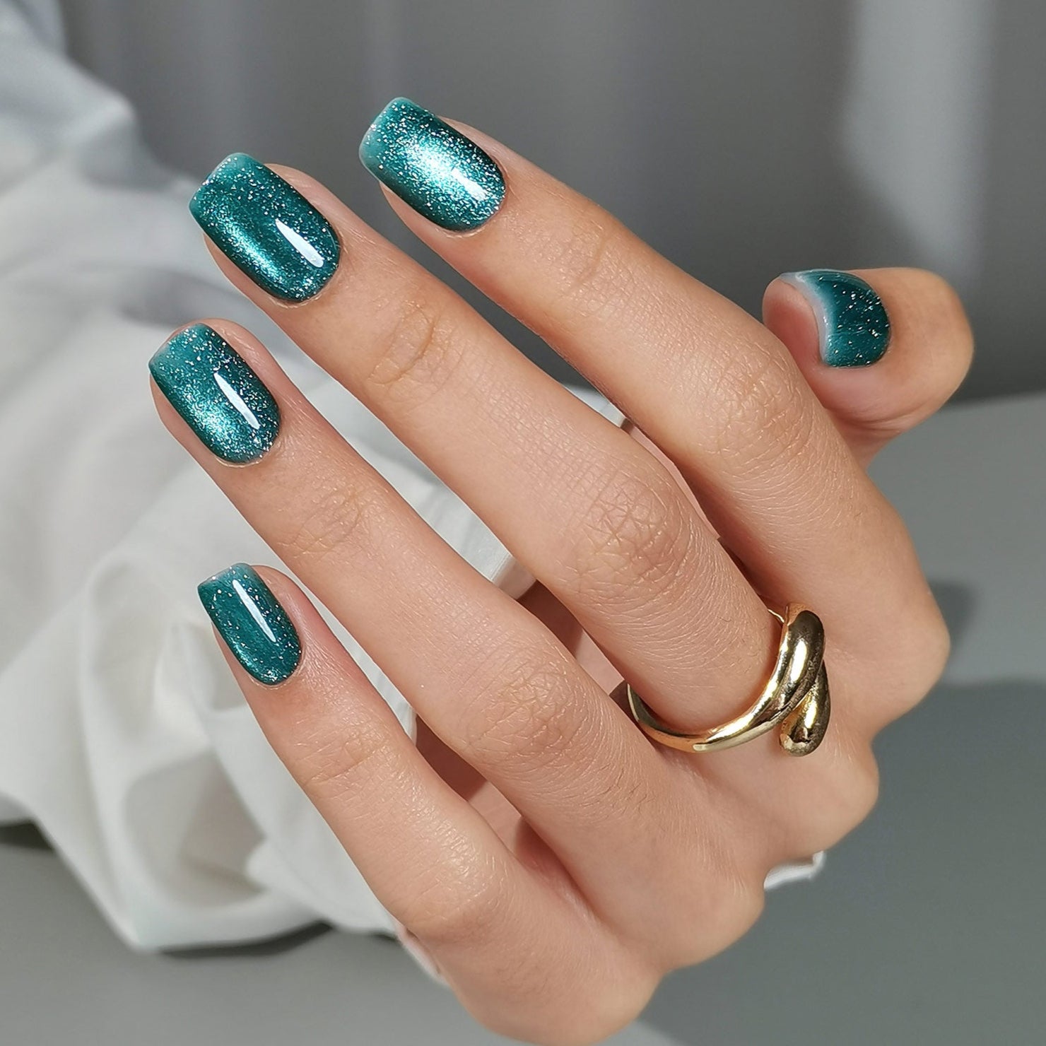 Deep emerald green cat-eye shimmer short square nails