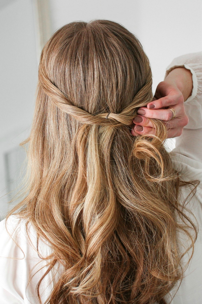 Knotted half-up twist with caramel highlights