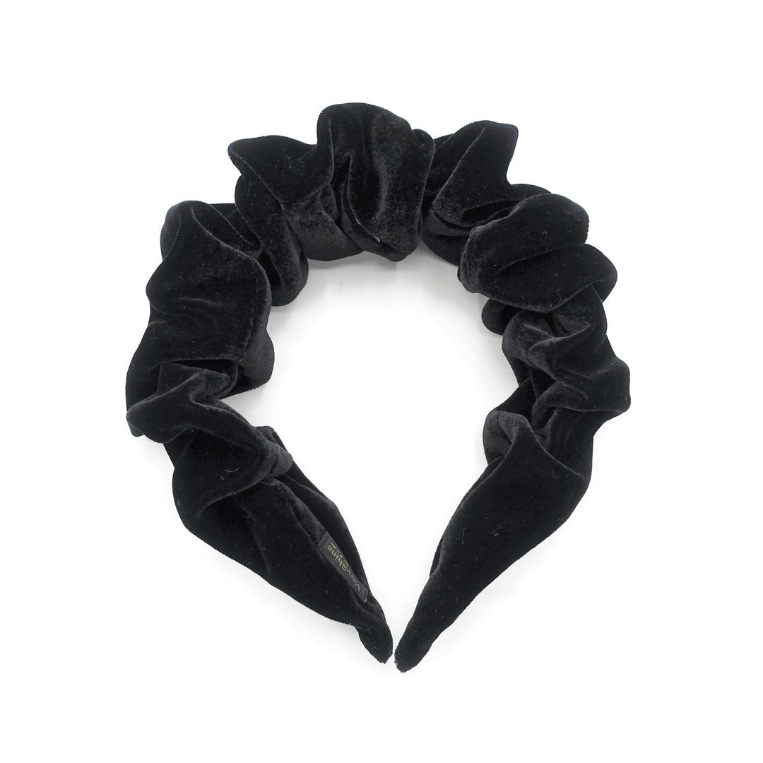 Voluminous blowout with velvet headband