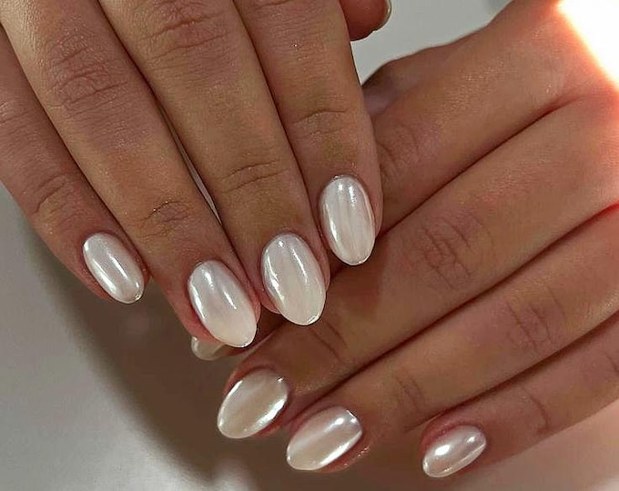 Short oval pearl white chrome press-on nails