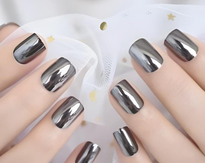 Short nails in gunmetal grey mirror chrome