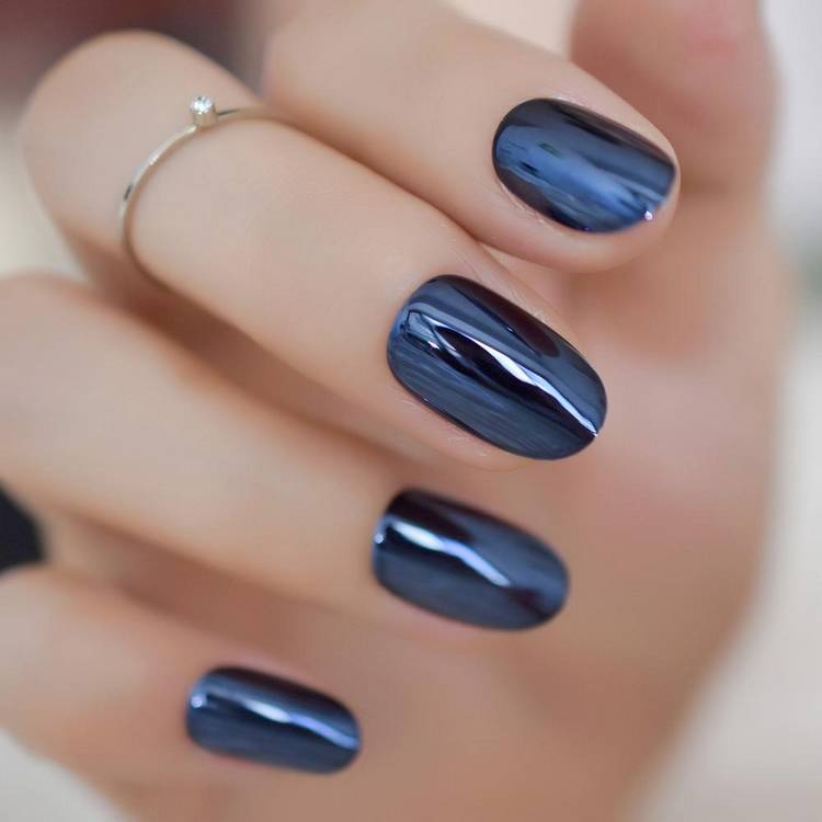 Short navy blue gel nails with a silver chrome accent nail