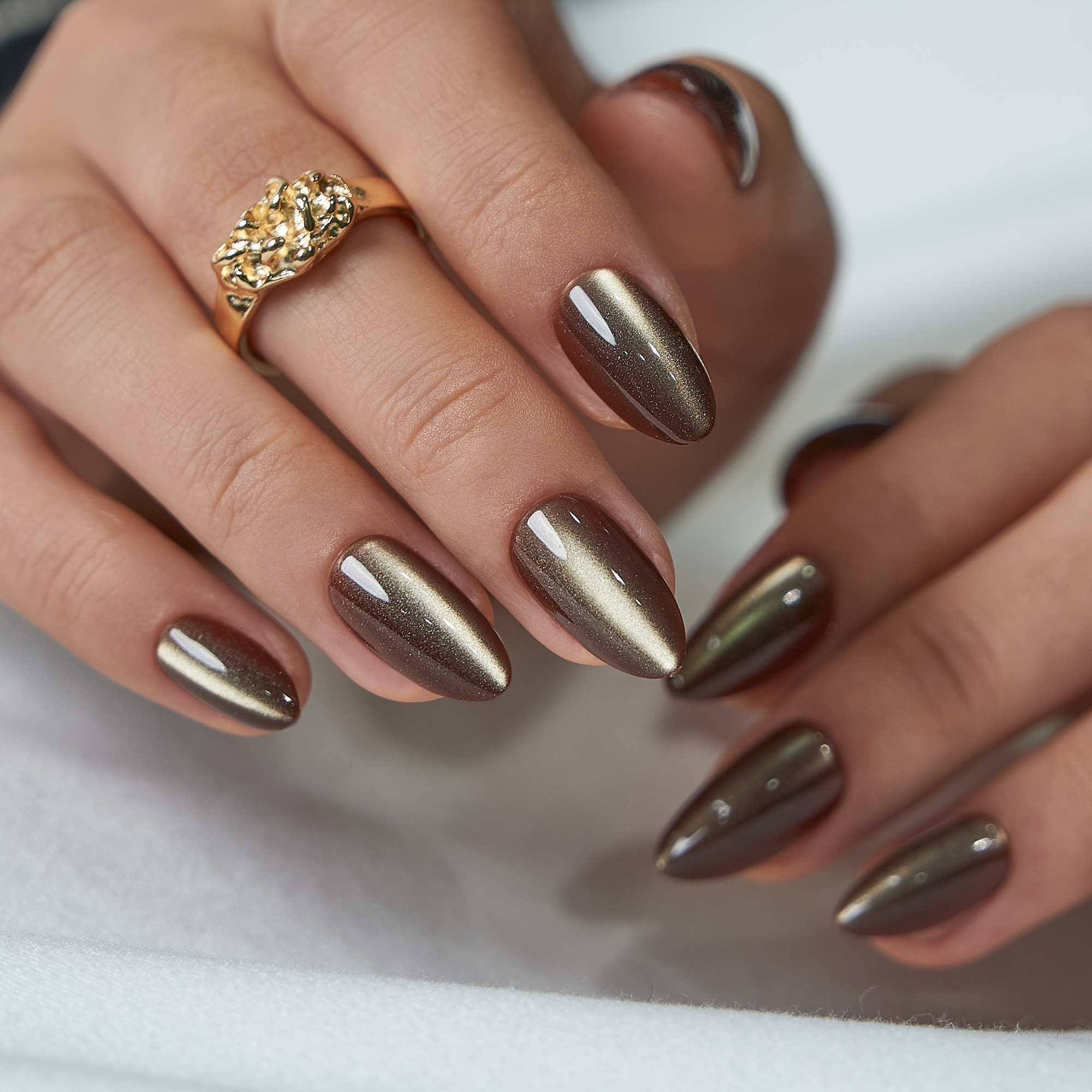 Mocha bronze cat eye nails