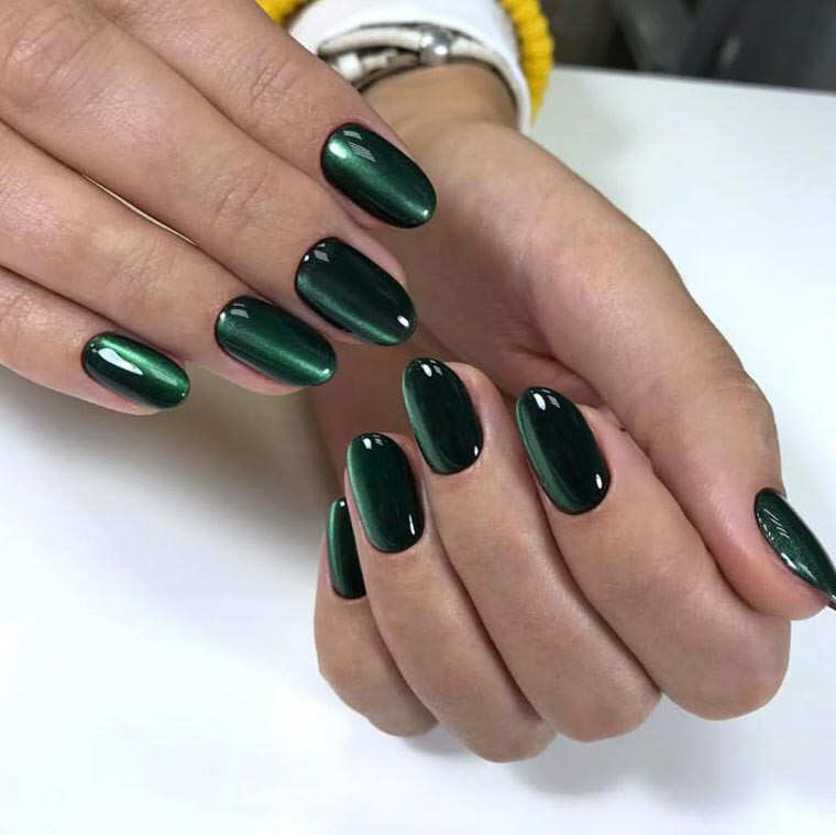Emerald Velvet: a jewel-green velvet on square nails