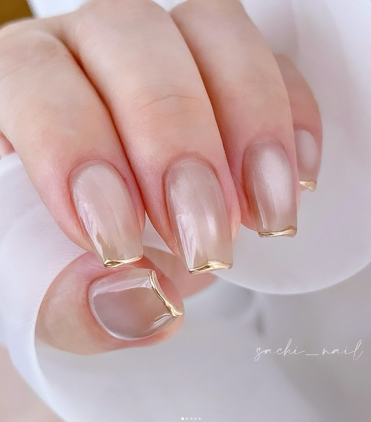 Nude-Gold Jelly: a sheer nude-gold jelly with a gold rim at the free edge on square nails