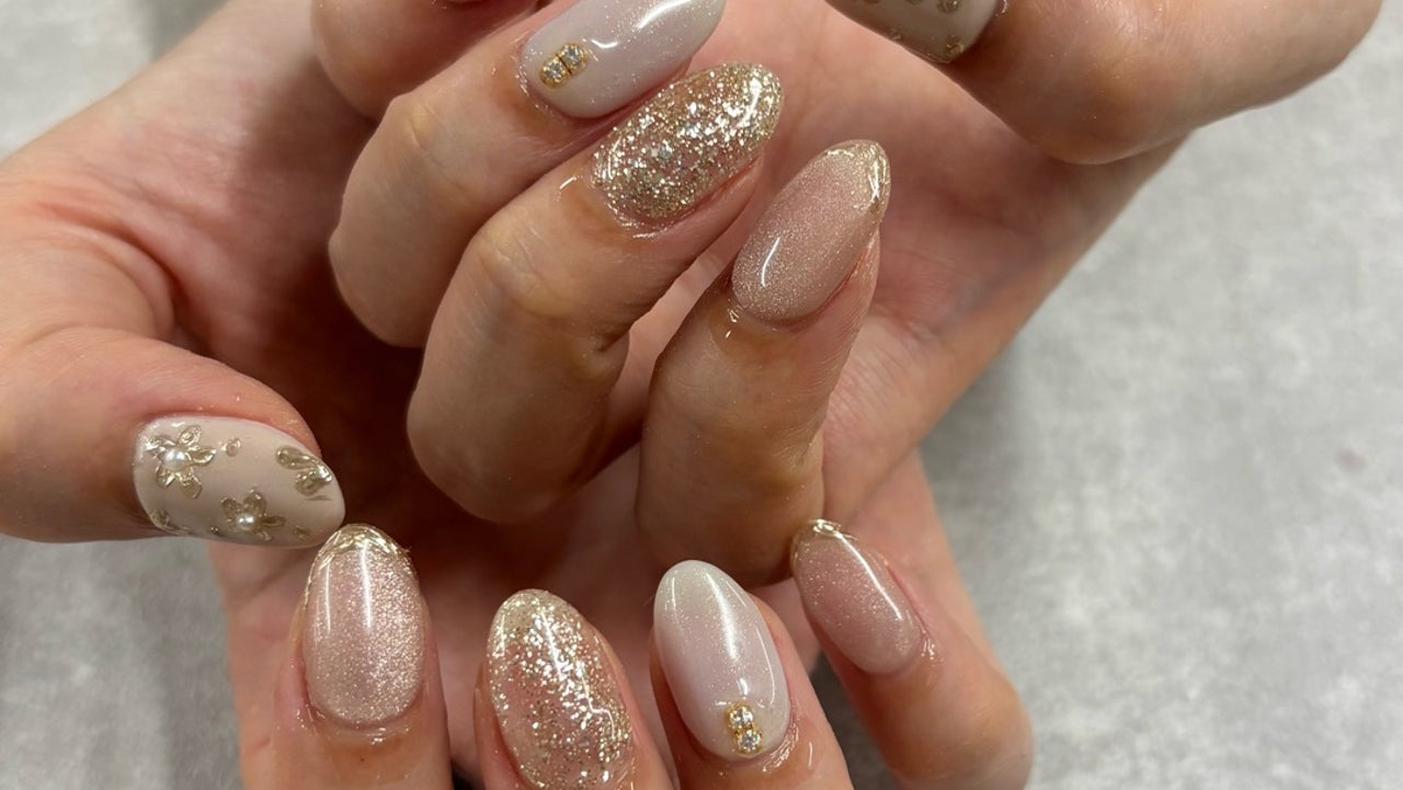 Warm taupe nails with gold micro-glitter