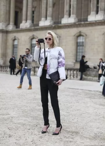 Woman wearing a lilac puffer coat