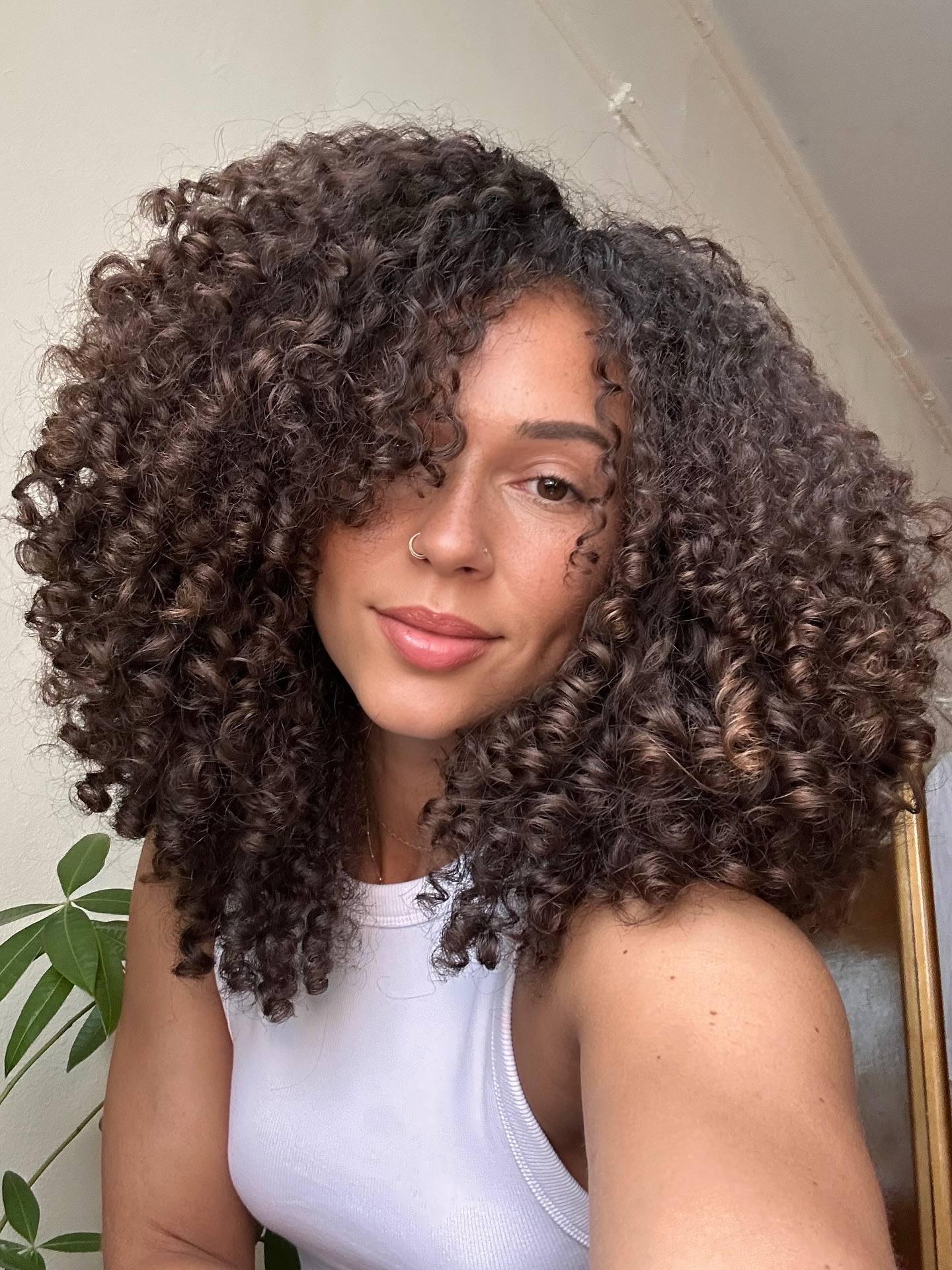 Voluminous curls in a rich chestnut brown color