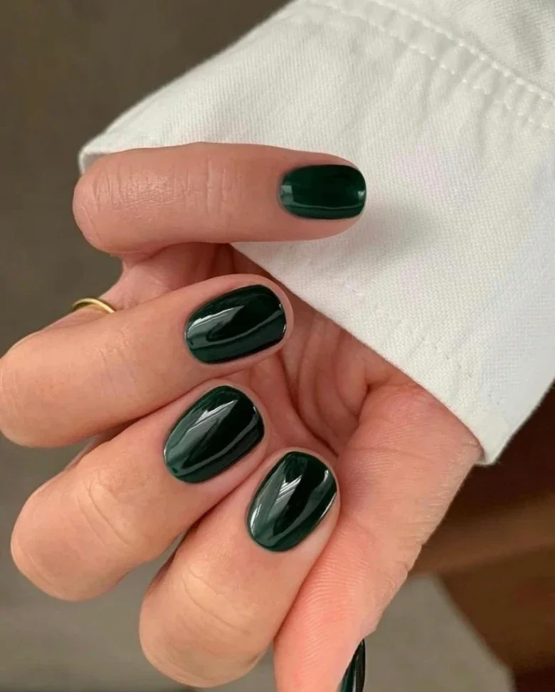 Short oval nails with glossy emerald green gel polish