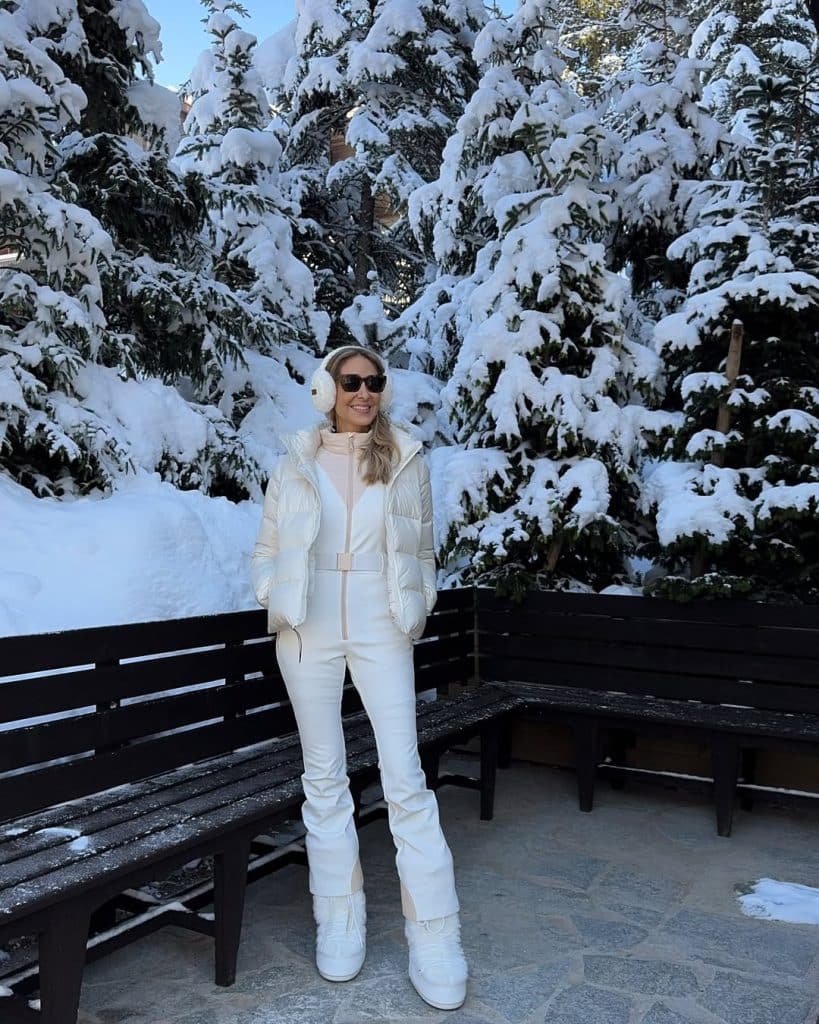 Woman in a retro ski jacket with a beanie in a winter street look