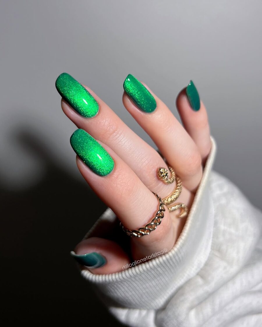 Shimmery green velvet-effect nails