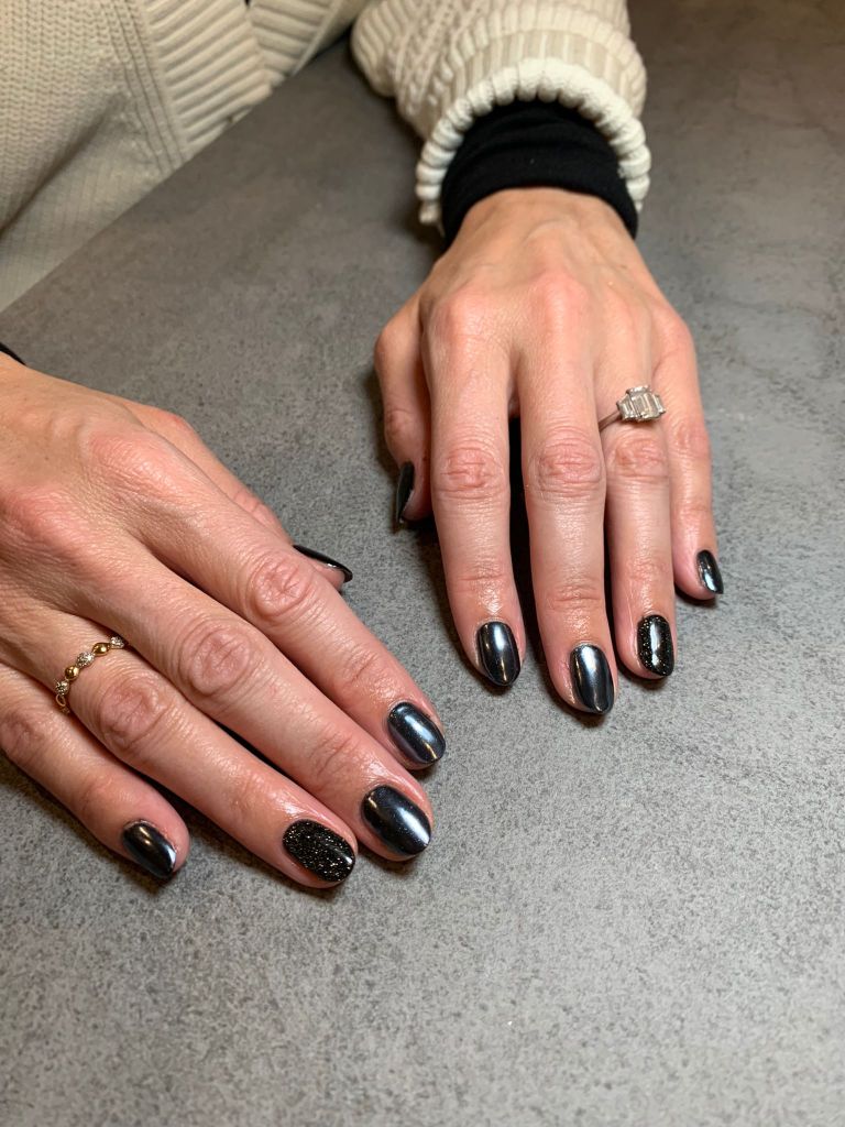 Short nails with full-coverage gunmetal shimmer glitter